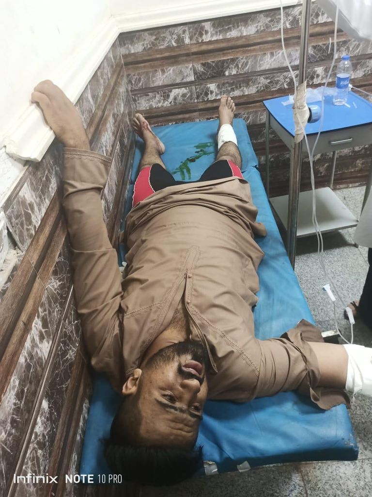 أحد المصابين يتلقى الإسعاف في أحد المستشفيات