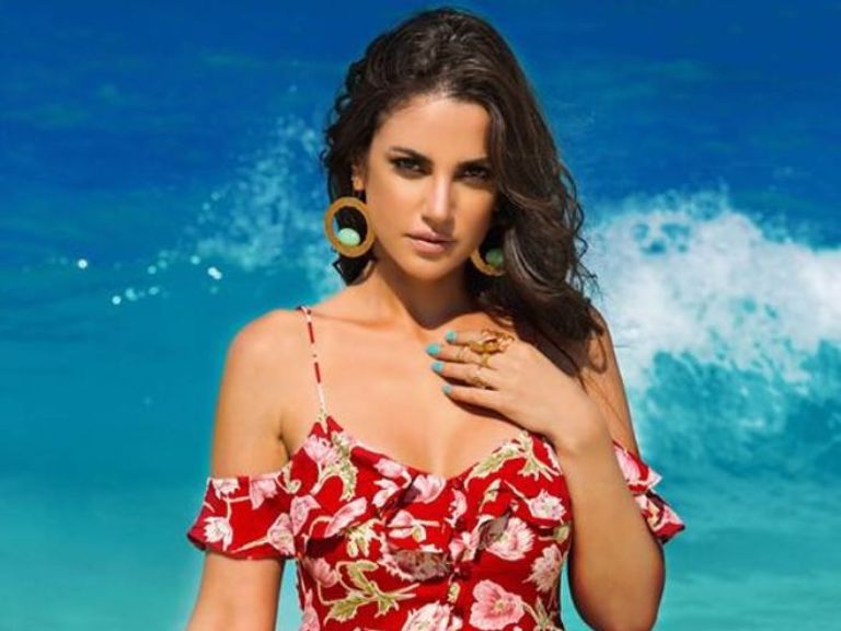 الفنانة التونسية درة تستعرض جمالها على البحر