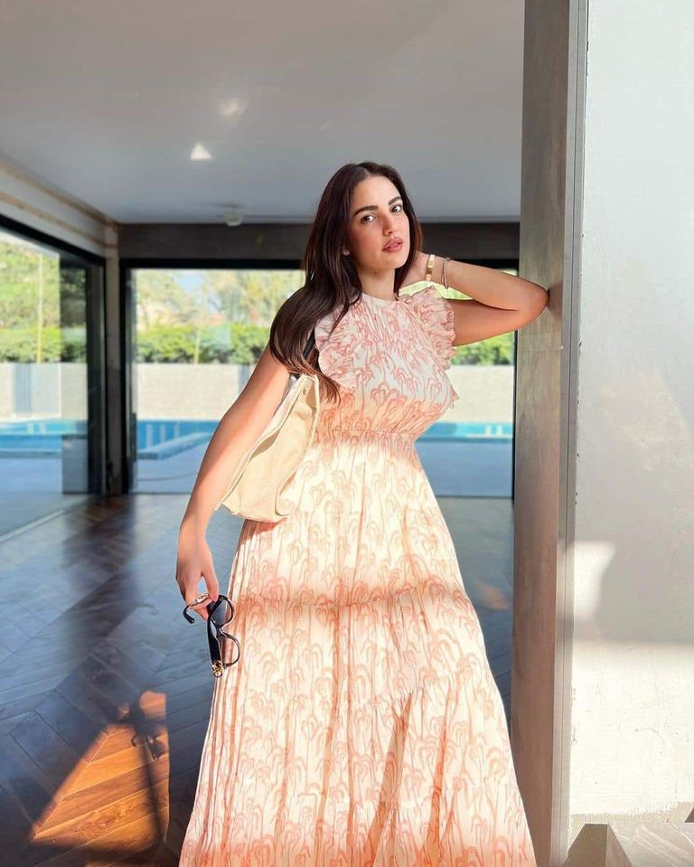 الفنانة التونسية درة تستعرض جمالها على البحر