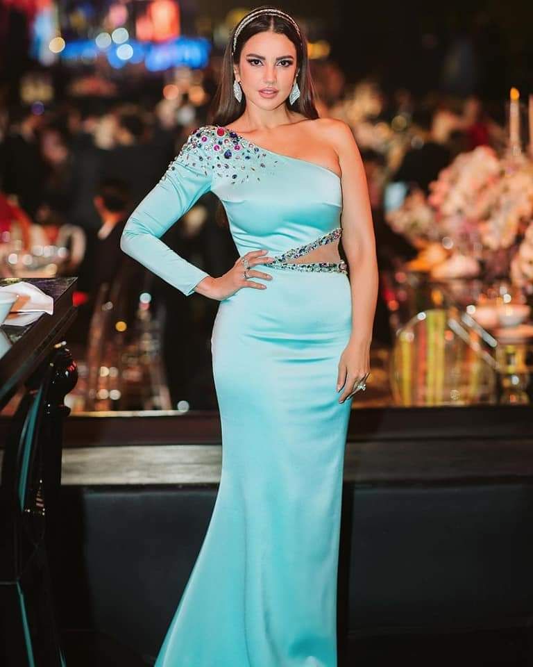 الفنانة التونسية درة تستعرض جمالها على البحر