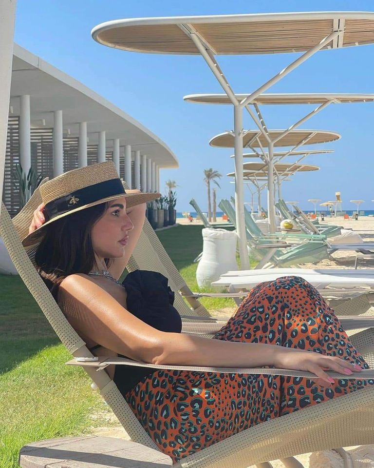 الفنانة التونسية درة تستعرض جمالها على البحر