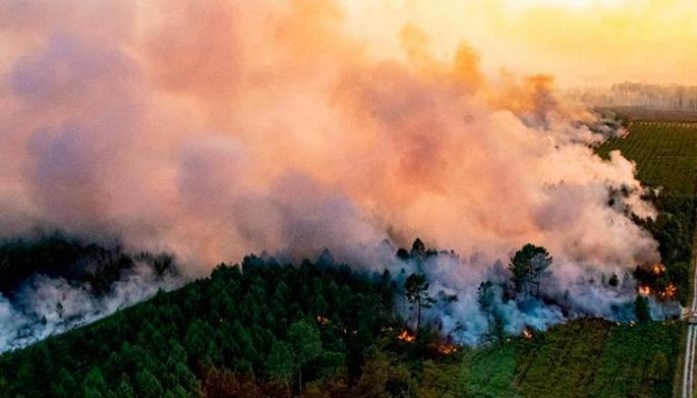 رجال الإطفاء يجاهدون لمحاصرة النيران