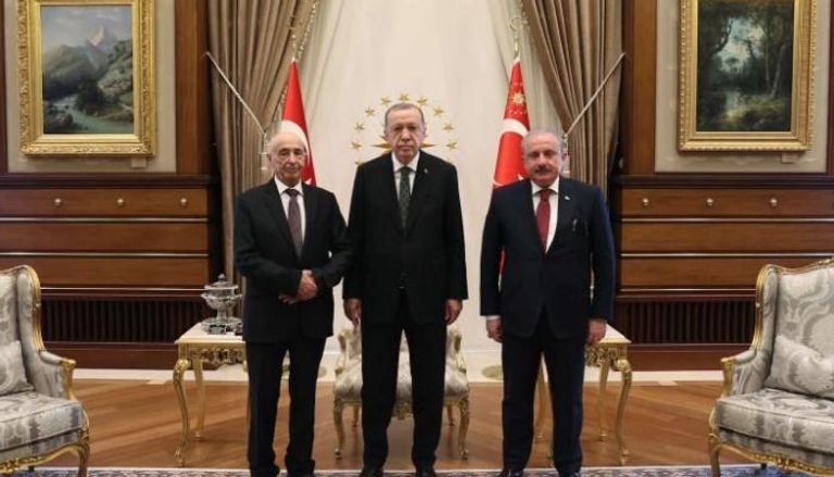 أردوغان يتوسط يتوسط رئيس البرلمان التركي ونظيره الليبي