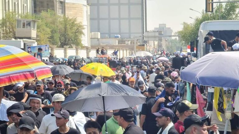 حشود المحتجين بالمنطقة الرئاسية في بغداد