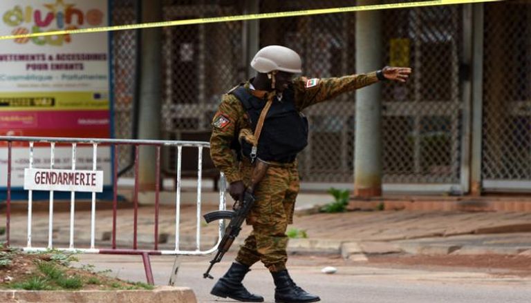 مسؤول أمني عند حاجز قرب موقع هجوم إرهابي في واغادوغو