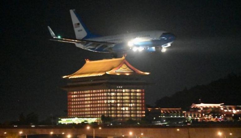 طائرة بيلوسي تحلق فوق تايوان في زيارة أثارت غضب الصين