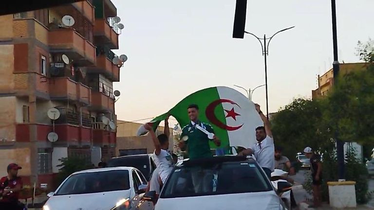 استقبال جماهيري للعداء جمال سجاتي  العدّاء الجزائري جمال سجاتي - أرشيفية