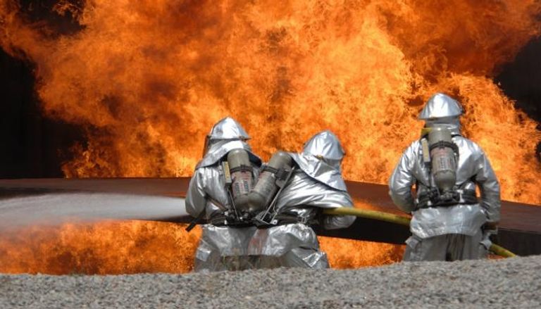 رجال إطفاء يخمدون حريقا (أرشيفية)