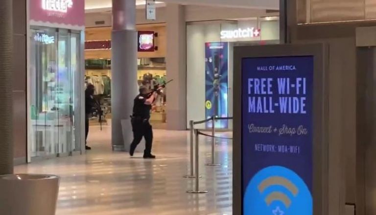 أحد الحراس يصوب سلاحه ويتفقد المكان