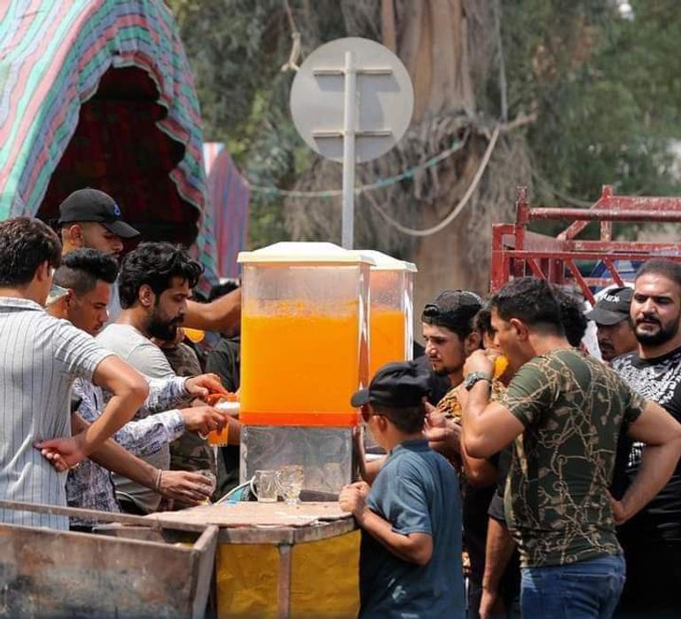 عمليات تنظيف لمدخل مجلس النواب من قبل محتجين