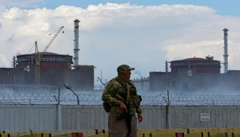أحد الحراس قرب مفاعل نووي في محطة زابوريجيا