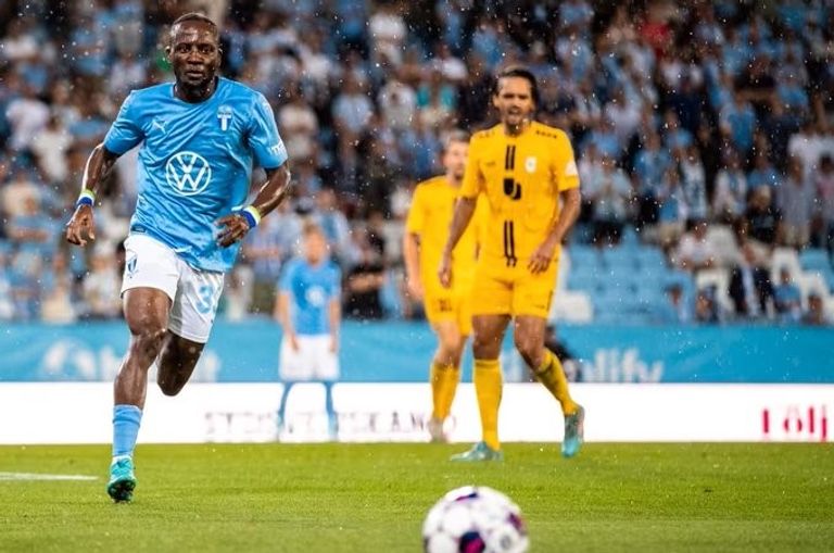 بويا في إحدى مباريات فريقه محمد بويا توراي خلال صور الزفاف