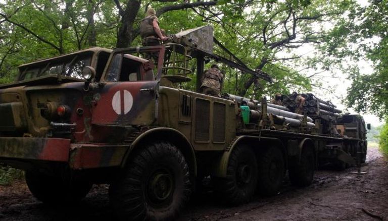 جنود أوكرانيون يعملون على نظام بوريفي للصواريخ في موقع بمنطقة خاركيف
