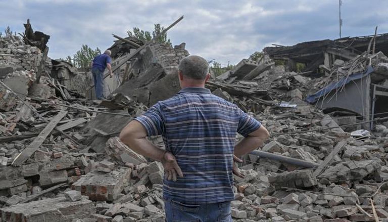 أوكراني ينظر إلى أنقاض مبنى مدمر في توريتسك شرق أوكرانيا