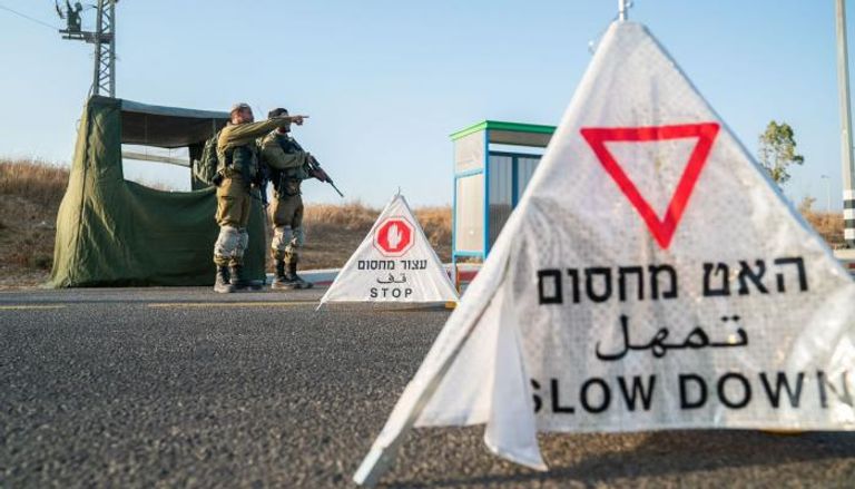عناصر من الجيش الإسرائيلي قرب حاجر تفتيش