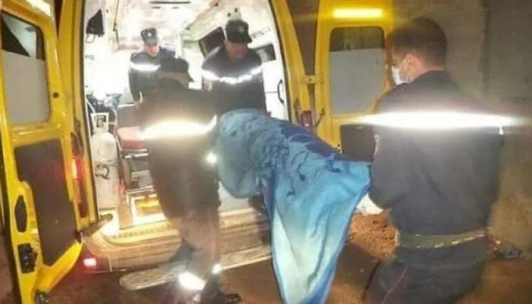 سيارة إسعاف تنقل جثمان والد الجاني في الجزائر