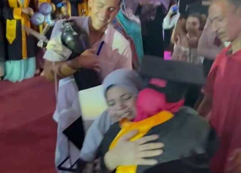 مصرية تحضر حفل تخرج ابنتها بـ