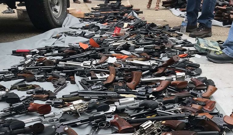 مسدسات معروضة للبيع في كندا - أرشيفية