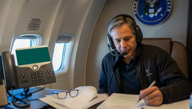 وزير الخارجية الأمريكي أنتوني بلينكن يجري إحدى المكالمات الهاتفية
