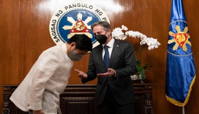 الرئيس الفلبيني يلقي التحية على بلينكن بالانحناء- الفرنسية