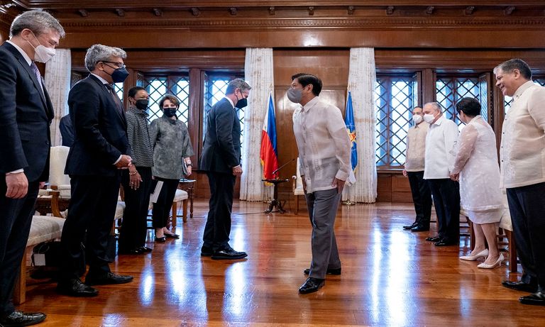 الرئيس الفلبيني يلقي التحية على بلينكن بالانحناء- الفرنسية