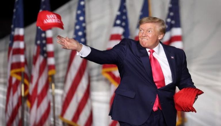 ترامب يوزع قبعته الحمراء على مؤيديه- الفرنسية