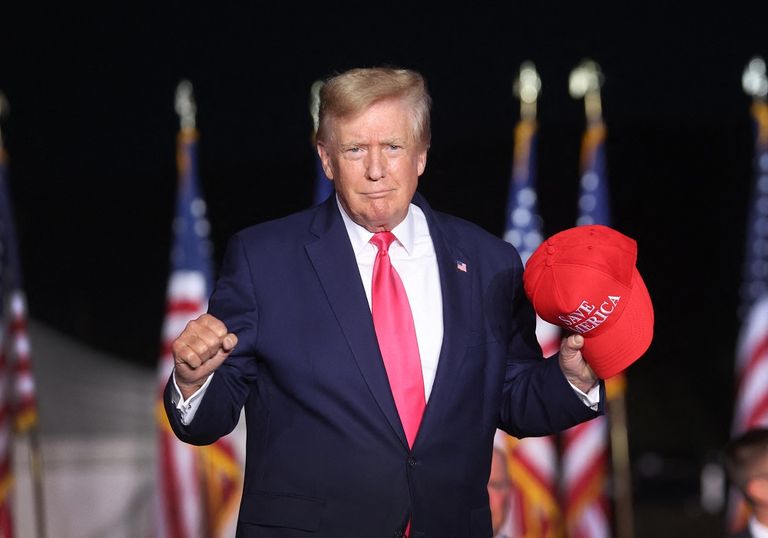 ترامب يوزع قبعته الحمراء على مؤيديه- الفرنسية