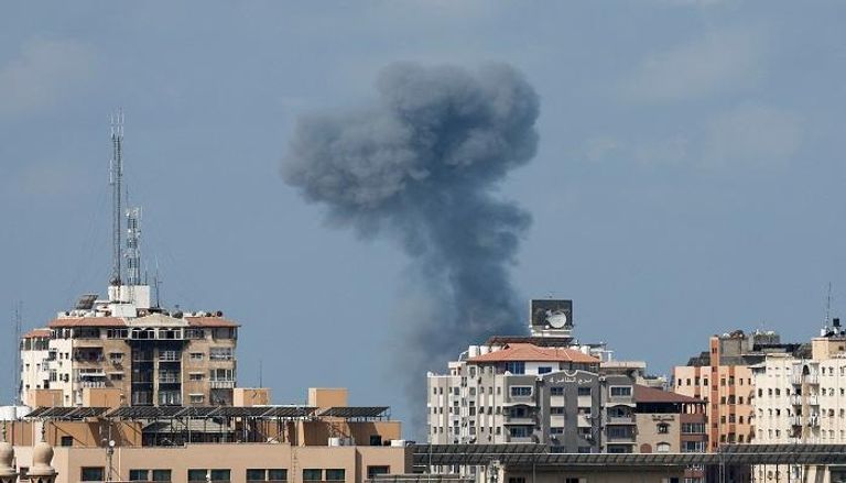 الدخان يتصاعد خلال غارة إسرائيلية وسط القتال بين إسرائيل وغزة - رويترز
