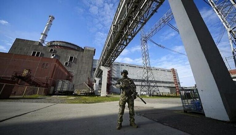 جندي روسي يحرس منطقة من محطة الطاقة النووية الأوكرانية - أرشيفية