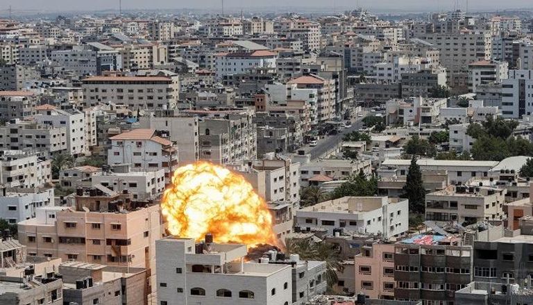 جانب من الغارات الإسرائيلية على قطاع غزة - رويترز