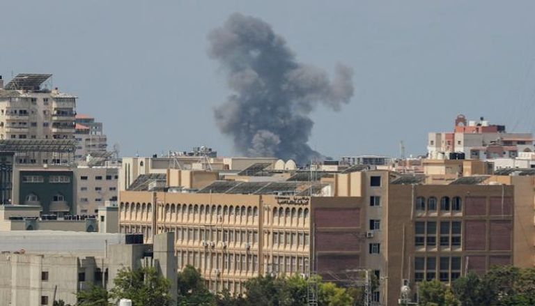 الدخان يتصاعد خلال غارة جوية إسرائيلية على غزة - رويترز