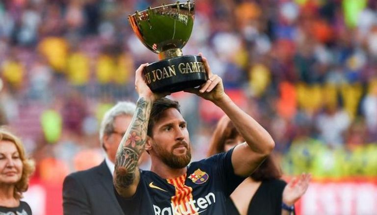 ميسي أسطورة برشلونة السابق يرفع كأس خوان جامبر