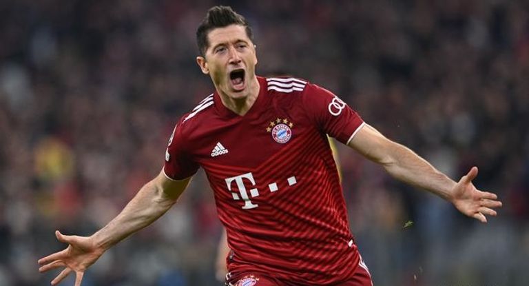 ليفاندوفسكي بقميص بايرن ميونخ إيرلينج هالاند وروبرت ليفاندوفسكي