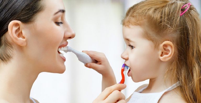 10 عادات سيئة لصحة فمك.. لا تنس تنظيف لسانك بالفرشاة 133-192734-oral-health-tongue-brushing-2