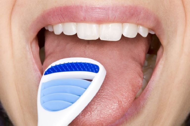 10 عادات سيئة لصحة فمك.. لا تنس تنظيف لسانك بالفرشاة 133-192734-oral-health-tongue-brushing-3