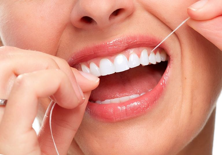 10 عادات سيئة لصحة فمك.. لا تنس تنظيف لسانك بالفرشاة 133-192735-oral-health-tongue-brushing-5