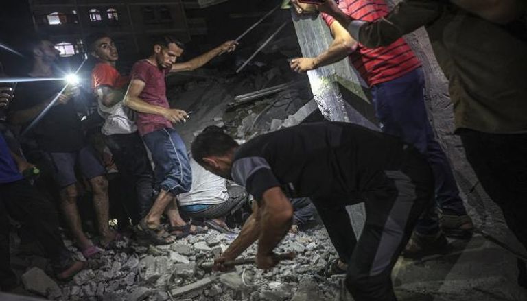 البحث عن ناجين أسفل أنقاض قصف لمبنى بغزة