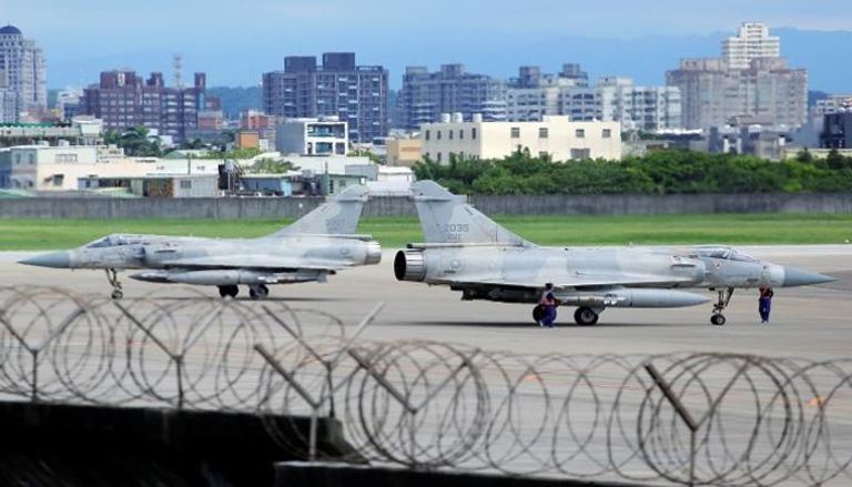طائرة تابعة للقوات الجوية التايوانية تهبط في قاعدة هسينشو - رويترز