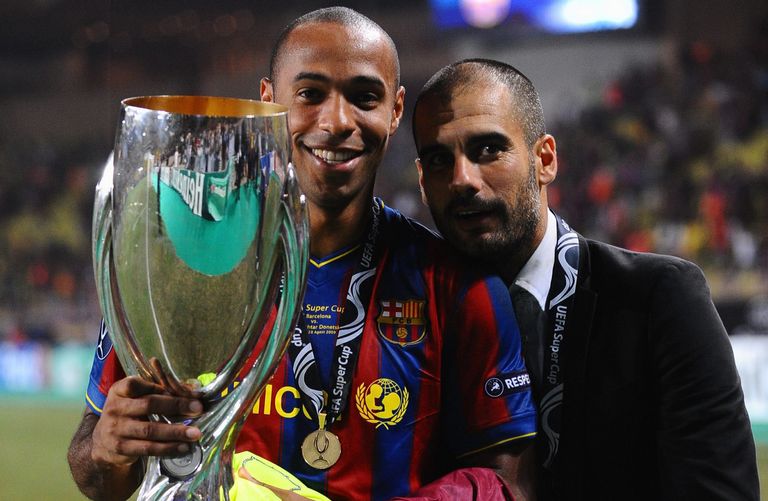 جوارديولا وتييري هنري يحملان كأس السوبر الأوروبي 2009 في برشلونة أنشيلوتي وجوارديولا مدربا ريال مدريد ومانشستر سيتي