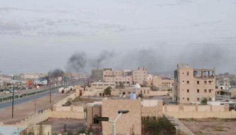 أعمدة الدخان تتصاعد في سماء مدينة عتق بشبوة اليمنية بعد تمرد إخواني