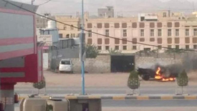 أعمدة الدخان تتصاعد في سماء مدينة عتق بشبوة اليمنية بعد تمرد إخواني