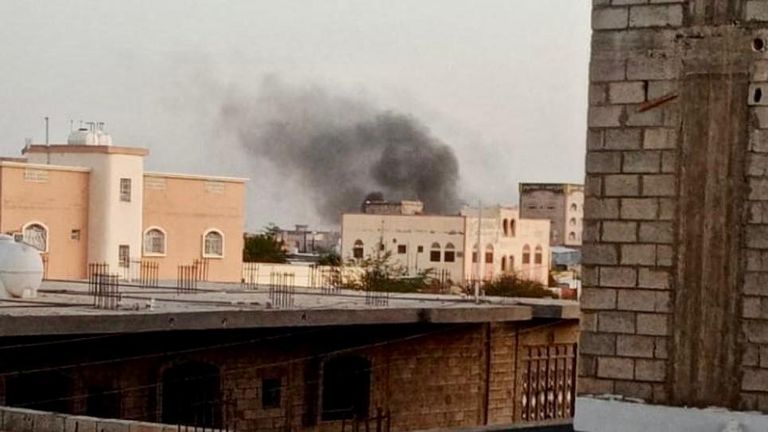 أعمدة الدخان تتصاعد في سماء مدينة عتق بشبوة اليمنية بعد تمرد إخواني