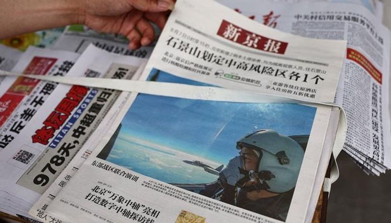 صورة طيار مقاتل يشارك في مناورات الصين بالصفحة الأولى لإحدى الصحف 