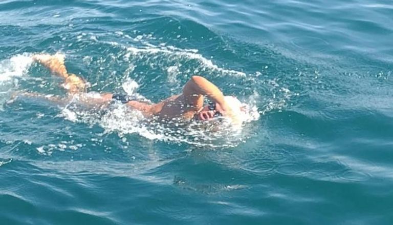 الشاب المصري محمد الحسيني أثناء السباحة