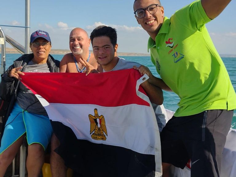 الشاب المصري محمد الحسيني أثناء السباحة