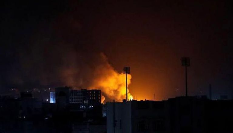تصاعد أعمدة الدخان من انفجار صاروخي سابق في صنعاء