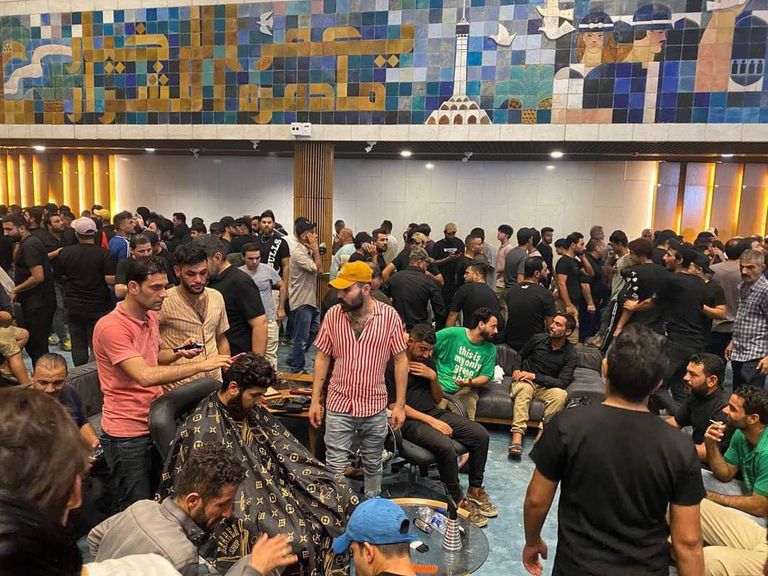 متظاهر يجلس على كرسي رئاسي في مبنى البرلمان -أرشيفية