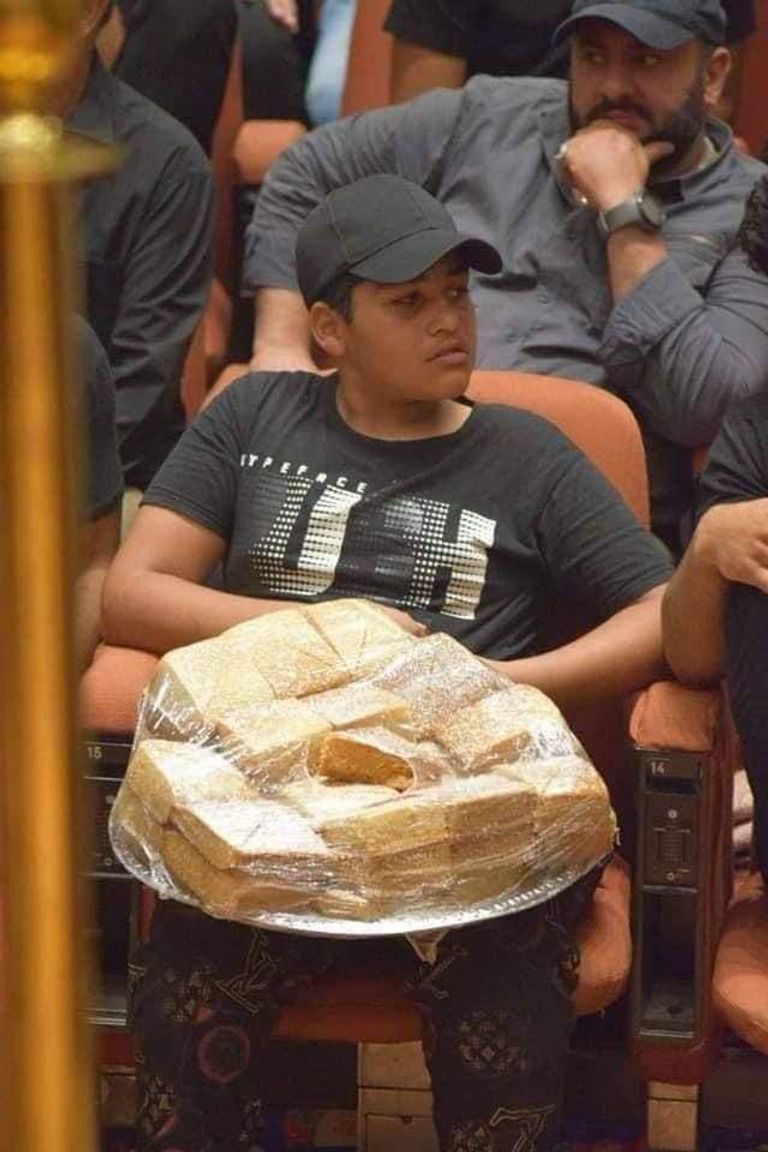 متظاهر يجلس على كرسي رئاسي في مبنى البرلمان -أرشيفية