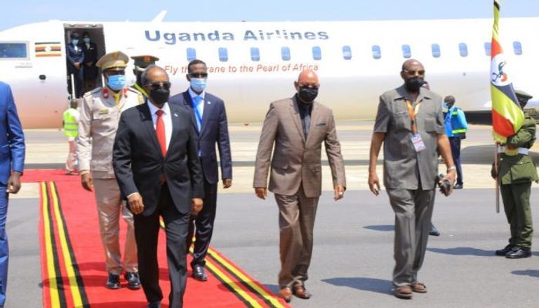 الرئيس الصومالي حسن شيخ محمود لدى وصوله أوغندا 