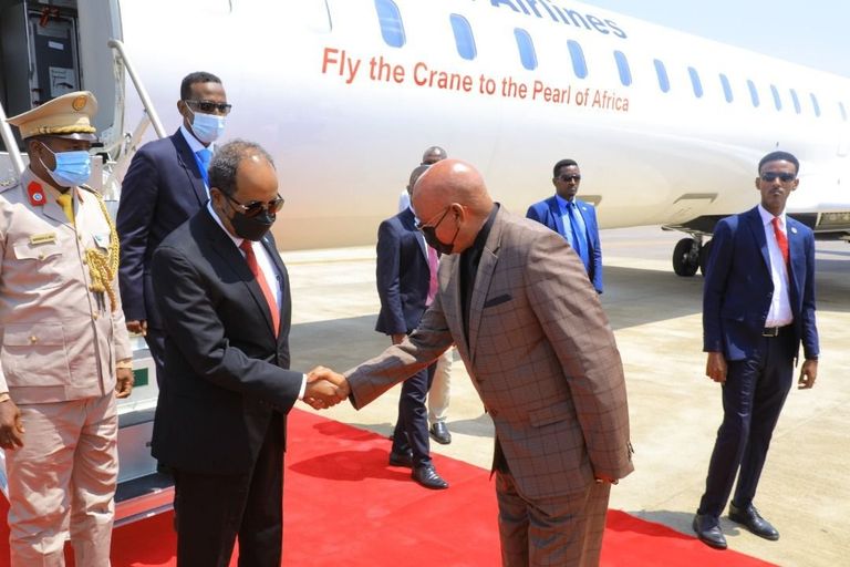 الرئيس الصومالي حسن شيخ محمود لدى وصوله إلى أوغندا